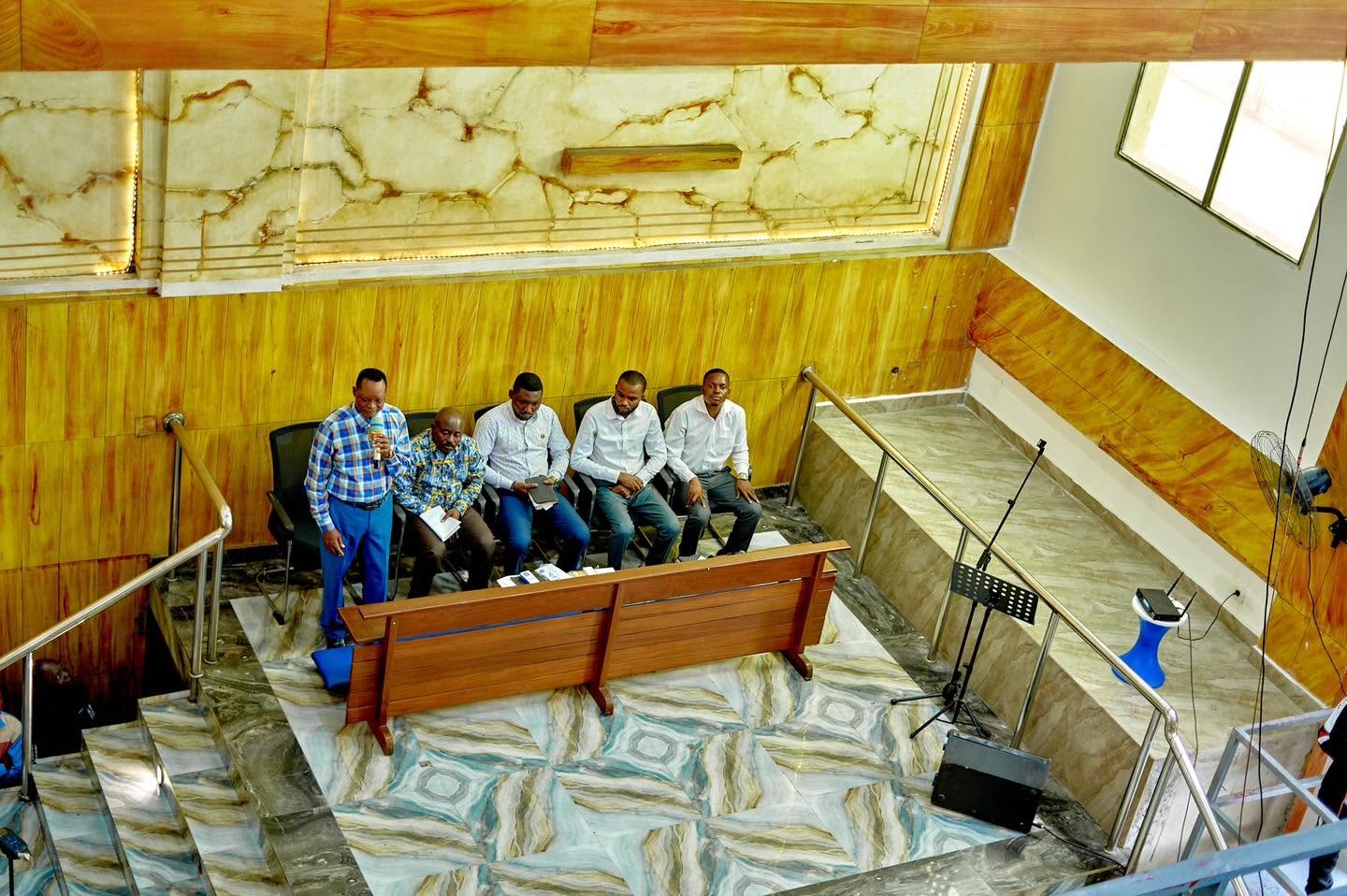 Dirigeants de l’Église sur l’estrade lors d’un rassemblement Liloba