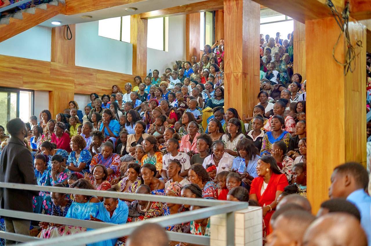 Femmes de l’assemblée dans les gradins de la salle Liloba