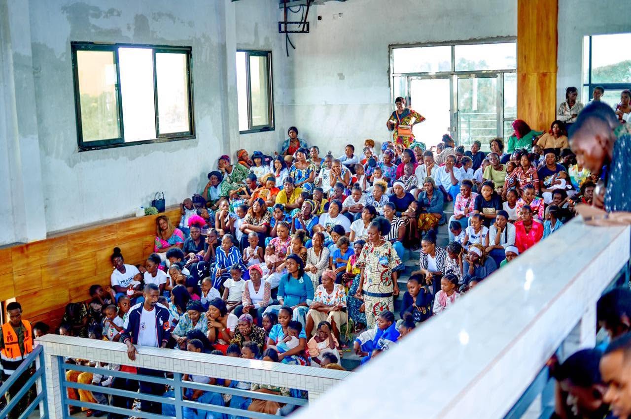Familles et enfants remplissant la salle Liloba